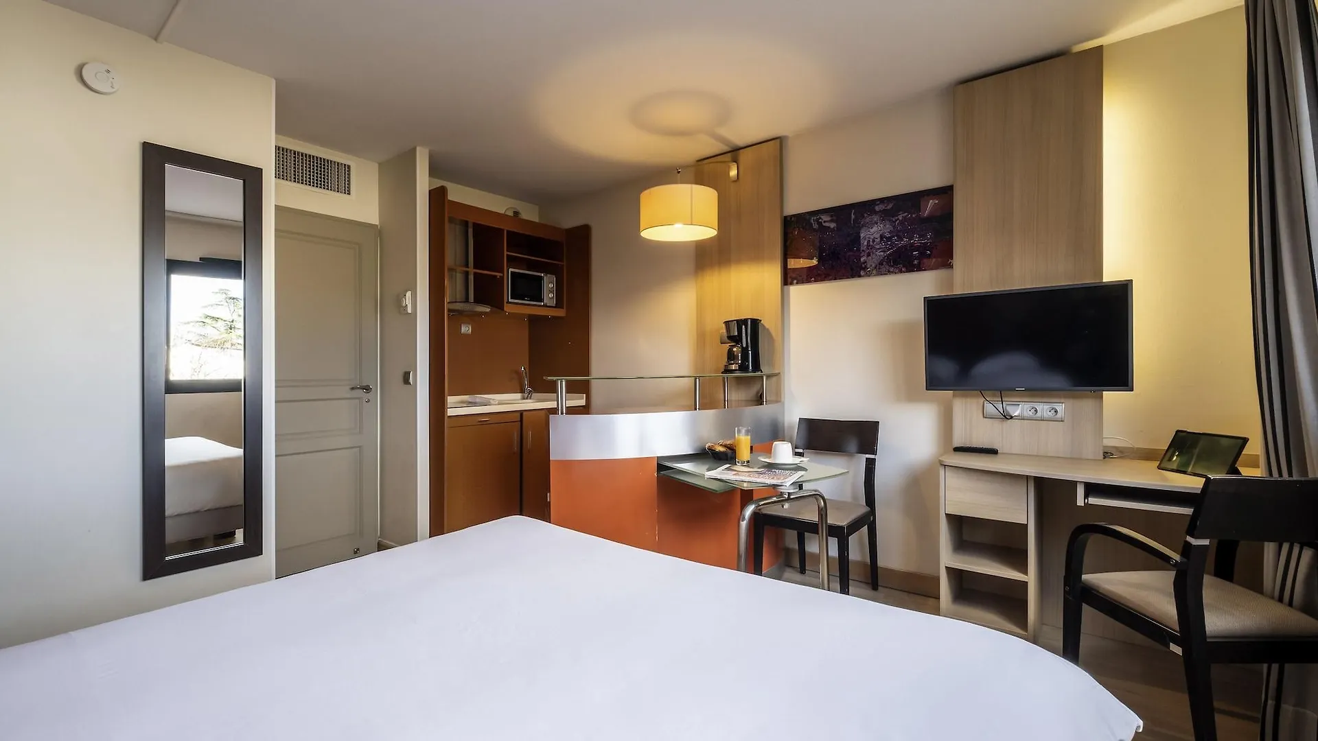 Clarion Aparthotel Toulouse Blagnac Airport Hotel